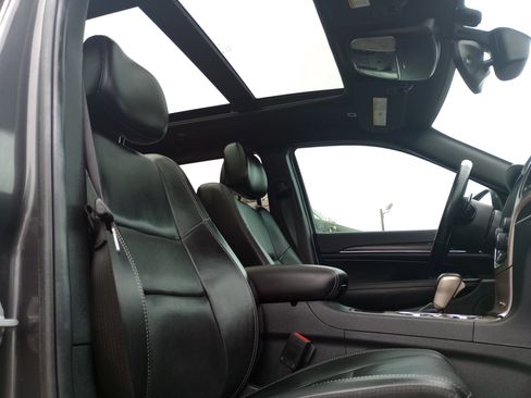 Used 2017 Jeep Grand Cherokee Limited w/ Luxury Group II image 18