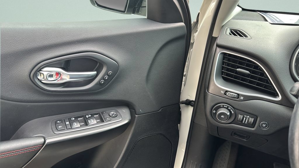 Used 2019 Jeep Cherokee Trailhawk AWD/4WD image 17