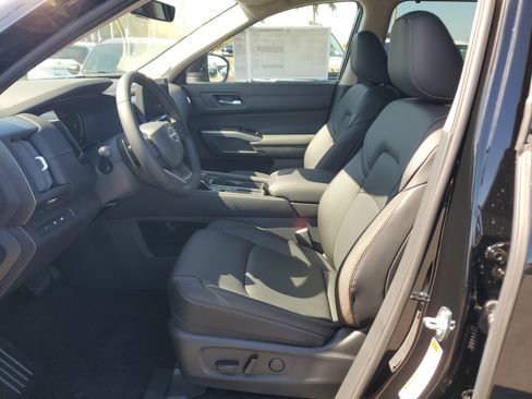 New 2026 Nissan Pathfinder SL image 9