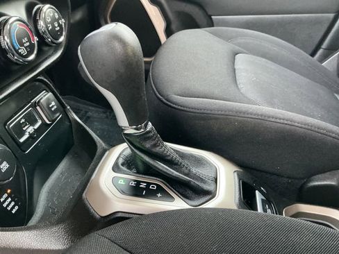 Used 2017 Jeep Renegade Latitude image 34