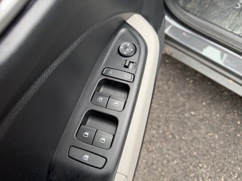 Used 2025 Hyundai Venue SEL image 12