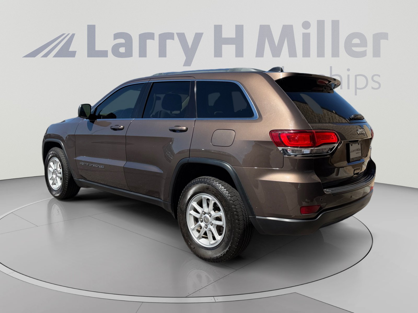 Used 2020 Jeep Grand Cherokee Laredo RWD image 3