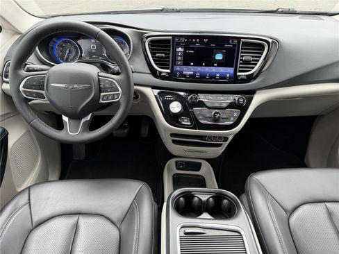 Used 2023 Chrysler Pacifica Touring-L FWD image 2