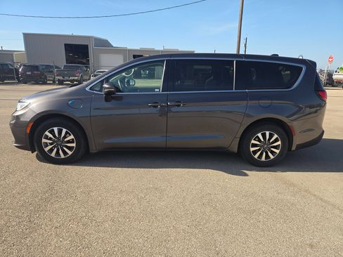 Used 2023 Chrysler Pacifica Touring-L FWD image 6