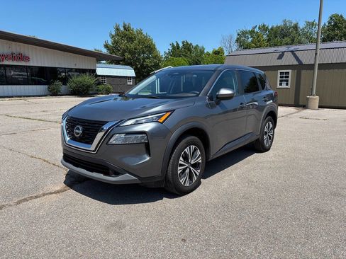 Used 2023 Nissan Rogue SV image 3