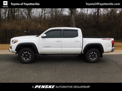 Used 2019 Toyota Tacoma TRD Off-Road image 2