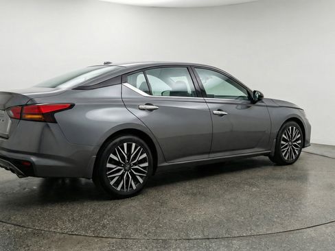 Used 2025 Nissan Altima 2.5 SV FWD image 9