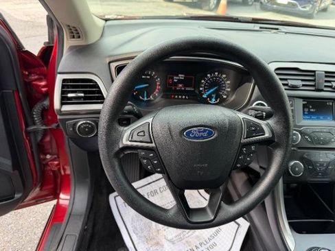 Used 2017 Ford Fusion SE image 18