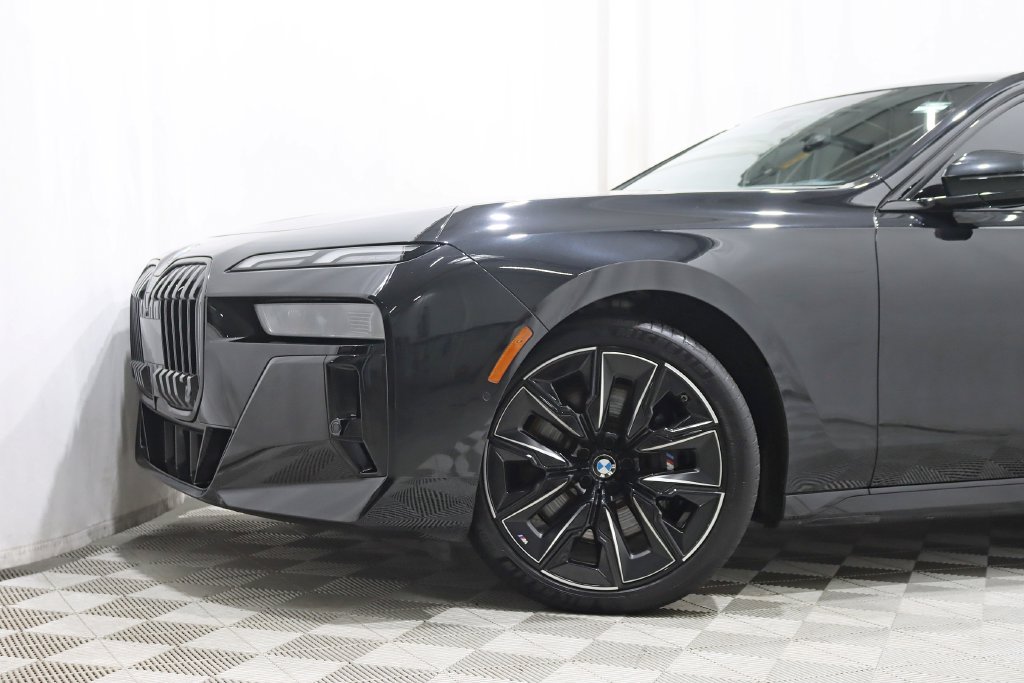 Used 2023 BMW 760i xDrive AWD/4WD image 2