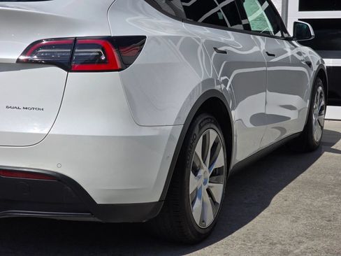 Used 2021 Tesla Model Y Long Range AWD/4WD image 34