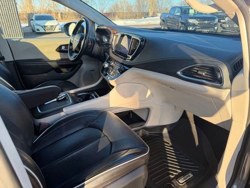 Used 2022 Chrysler Pacifica Limited AWD/4WD image 32