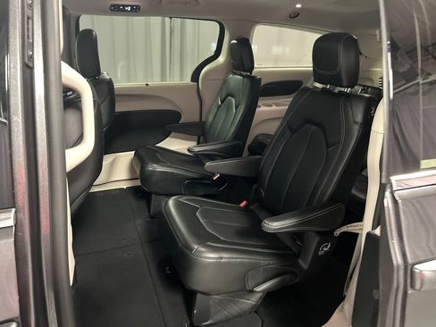 Used 2023 Chrysler Pacifica Touring-L FWD image 23