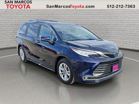 Used 2025 Toyota Sienna Limited image 3