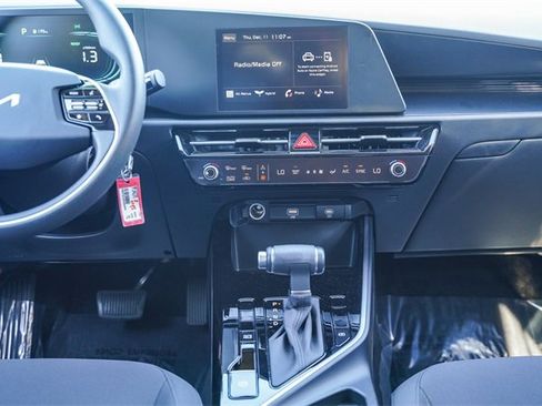 Certified 2025 Kia Niro LX image 14