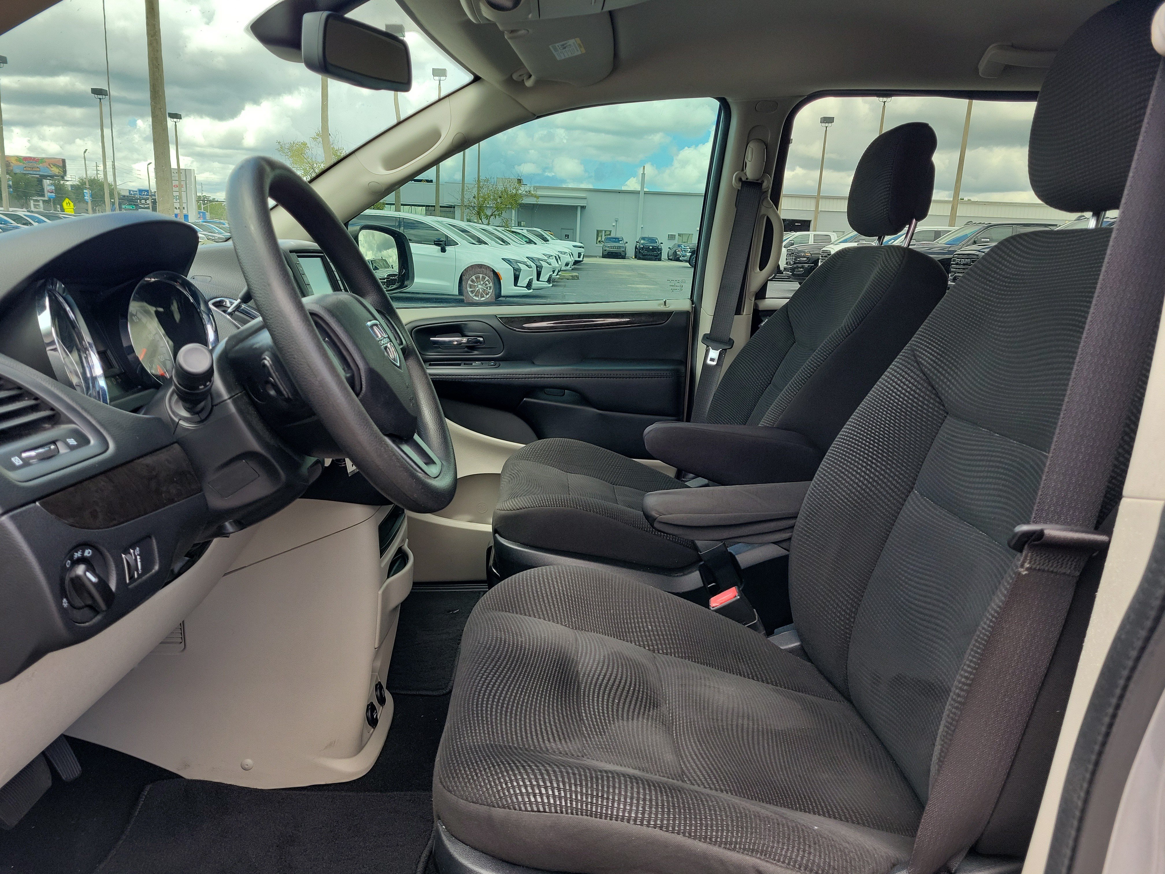 Used 2020 Dodge Grand Caravan SE FWD image 14