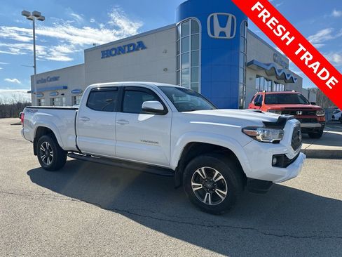 Used 2018 Toyota Tacoma TRD Sport image 1