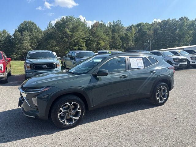 Used 2025 Chevrolet Trax LT FWD image 2