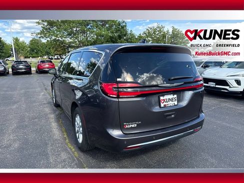 Used 2023 Chrysler Pacifica Touring-L FWD image 8