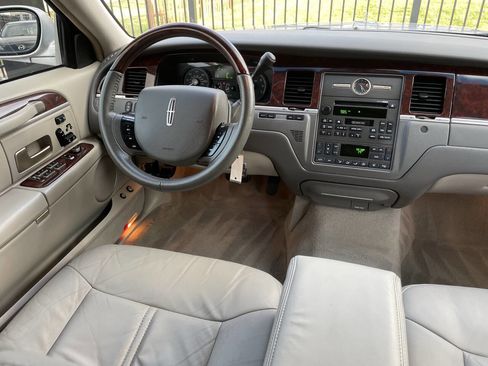 Used 2006 Lincoln Town Car Signature Limited image 22