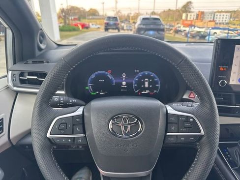 Used 2025 Toyota Sienna Platinum image 26