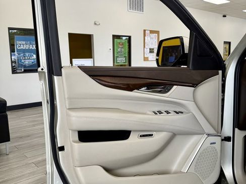 Used 2016 Cadillac Escalade Premium image 15