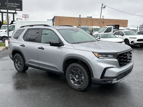 Used 2025 Honda Pilot TrailSport image 2