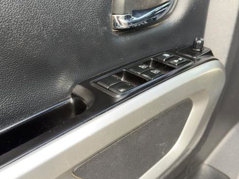Used 2018 Nissan Titan SV AWD/4WD image 14