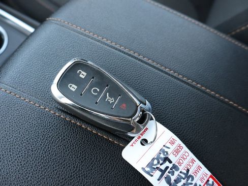 Used 2020 Chevrolet Traverse LT FWD image 17