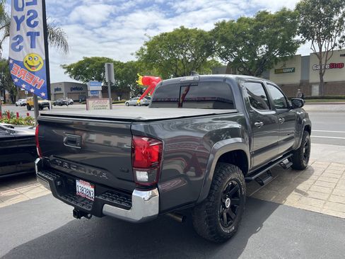 Used 2022 Toyota Tacoma SR5 RWD image 13