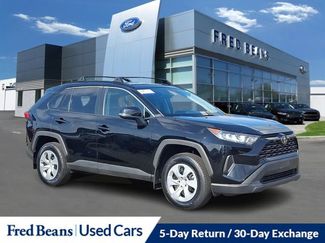 Used 2021 Toyota RAV4 LE image 1