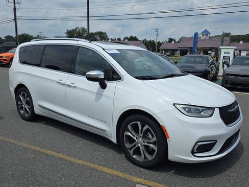 Used 2026 Chrysler Pacifica Pinnacle w/ Trailer Tow Group FWD image 3