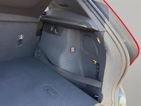 Used 2019 Volvo XC40 T5 Momentum image 18