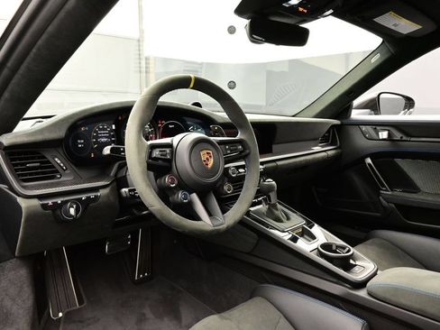 Certified 2025 Porsche 911 GT3 RS RWD image 4