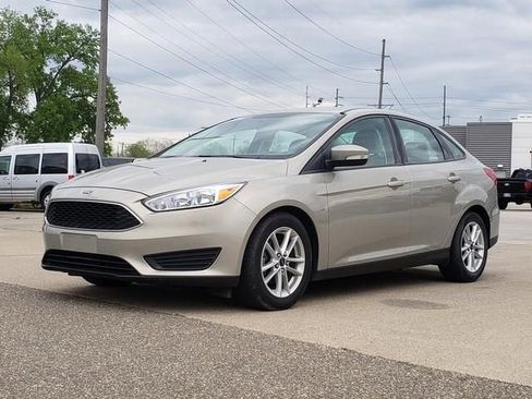 Used 2016 Ford Focus SE w/ SE Power Seat Package FWD image 8