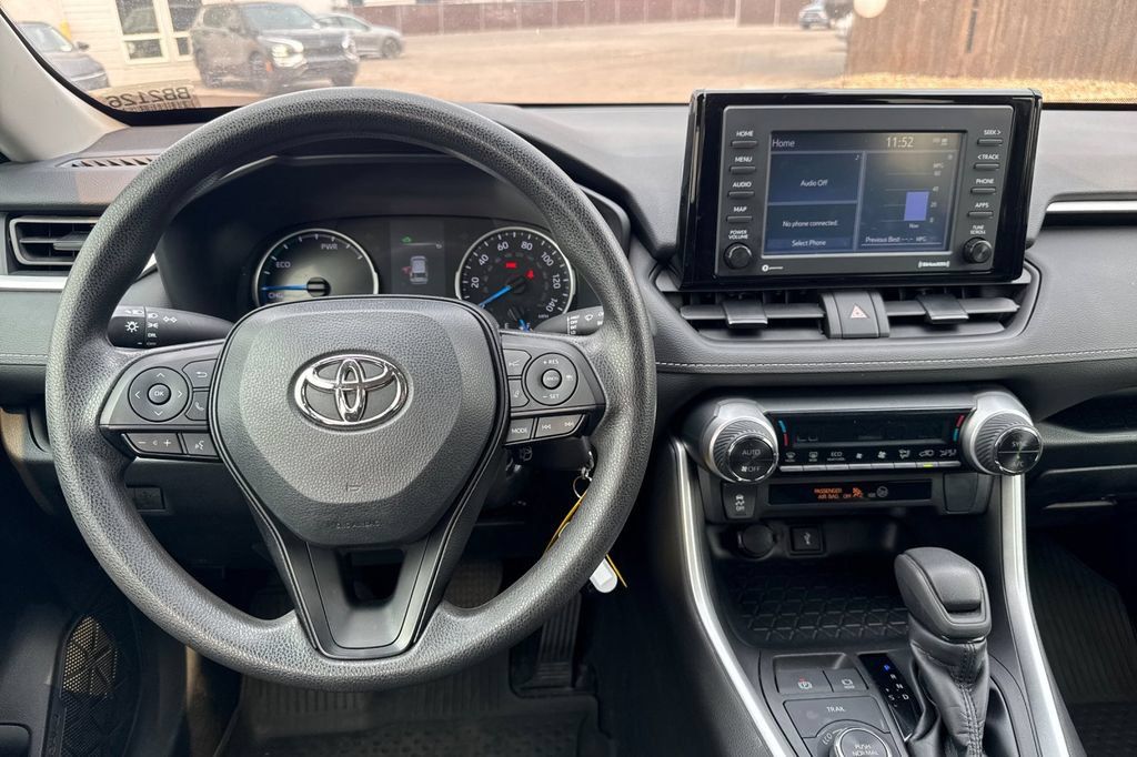Used 2022 Toyota RAV4 LE AWD/4WD image 16