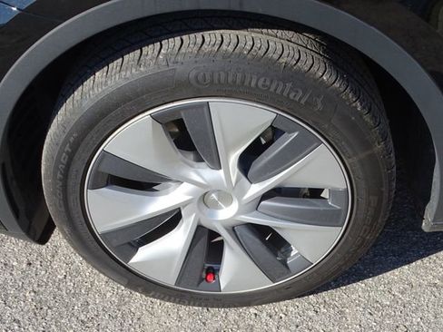 Used 2023 Tesla Model Y Long Range image 17