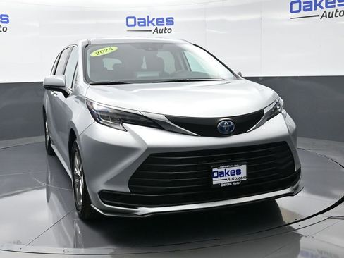 Used 2024 Toyota Sienna LE image 3