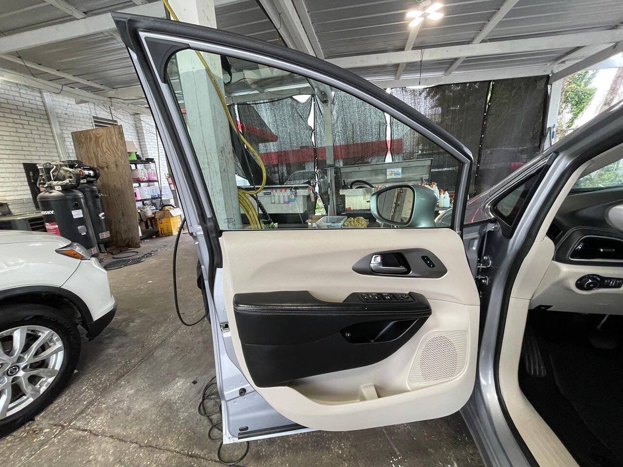 Used 2021 Chrysler Pacifica Touring-L FWD image 3