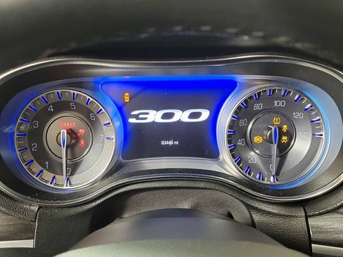Used 2018 Chrysler 300 Touring RWD image 17