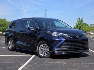 Used 2024 Toyota Sienna LE AWD/4WD video 2