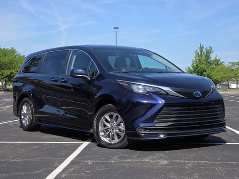 Used 2024 Toyota Sienna LE AWD/4WD image 2
