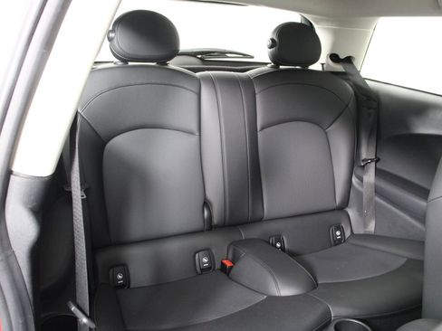 Used 2021 MINI Cooper 2-Door Hardtop image 28