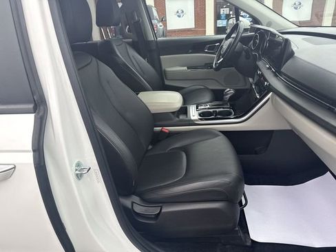 Used 2023 Kia Carnival EX image 28