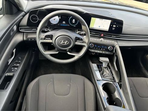 Used 2025 Hyundai Elantra SEL FWD image 17