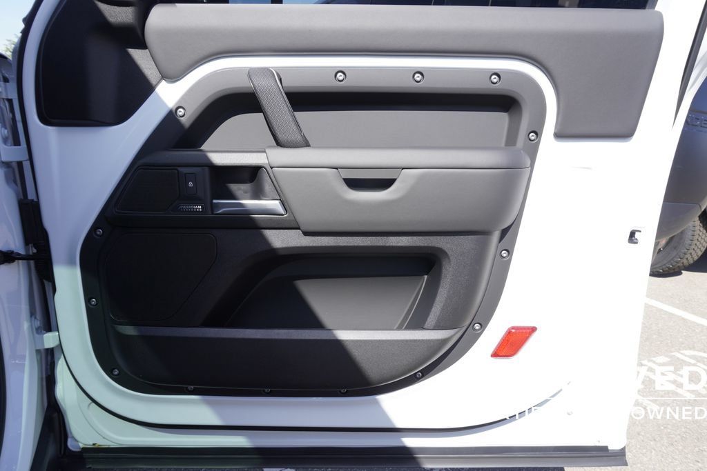 Used 2026 Land Rover Defender 90 V8 AWD/4WD image 22