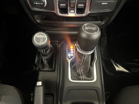 Used 2023 Jeep Wrangler Unlimited Sahara AWD/4WD image 17