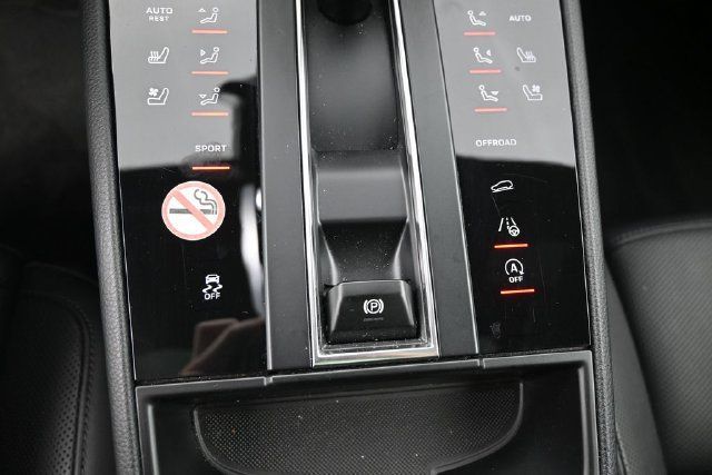 Used 2025 Porsche Macan AWD/4WD image 33