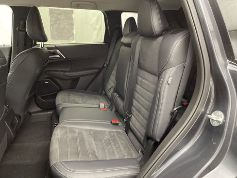 Used 2025 Mitsubishi Outlander SE image 23