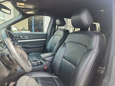 Used 2017 Ford Explorer XLT w/ Equipment Group 202A AWD/4WD image 21