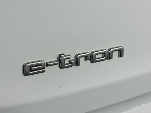 Used 2022 Audi e-tron Premium Plus w/ Premium Plus Package AWD/4WD image 28